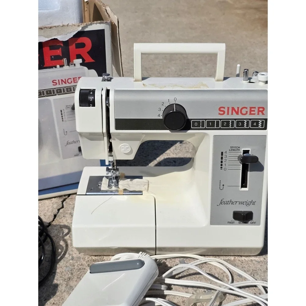 Singer Featherweight 322 Sewing Machine Compact‎ Free Arm Zig Zag Box bobbins